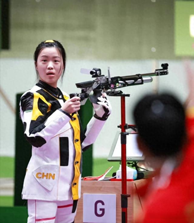 射击女选手夺下金牌激动落幕
